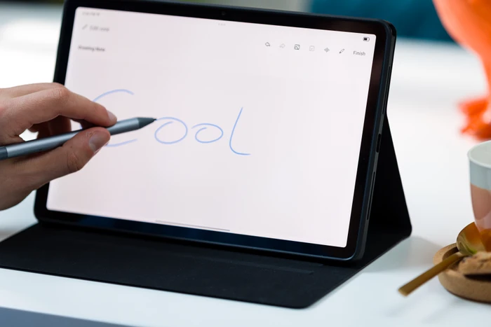 Detalle de BlueBuilt Lenovo M11 Book Case in Schwarz – Tablet-Case mit Ständer
