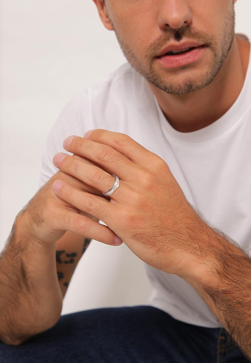 Detalle 2 de Kuzzoi Herrenring 5 mm aus 925 Sterling Silber, gehämmerte Ringschiene (Ringgrößen 60–66)