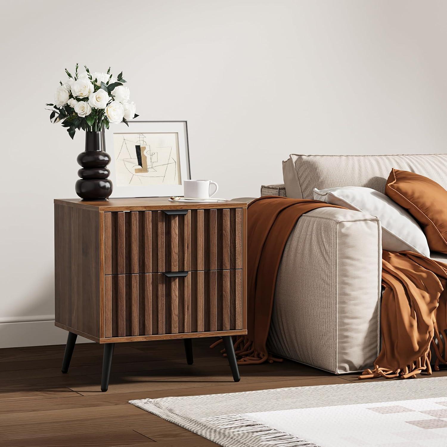 Detalle de Walnut nightstand with fluted drawer