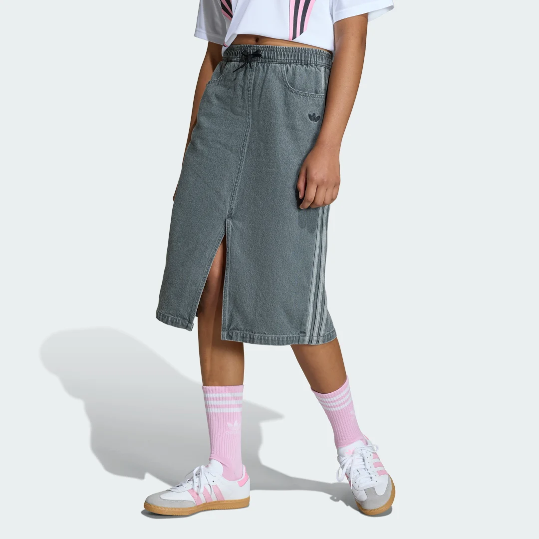 Detalle de Falda vaquera Adidas Gris – Estilo urbano para look casual