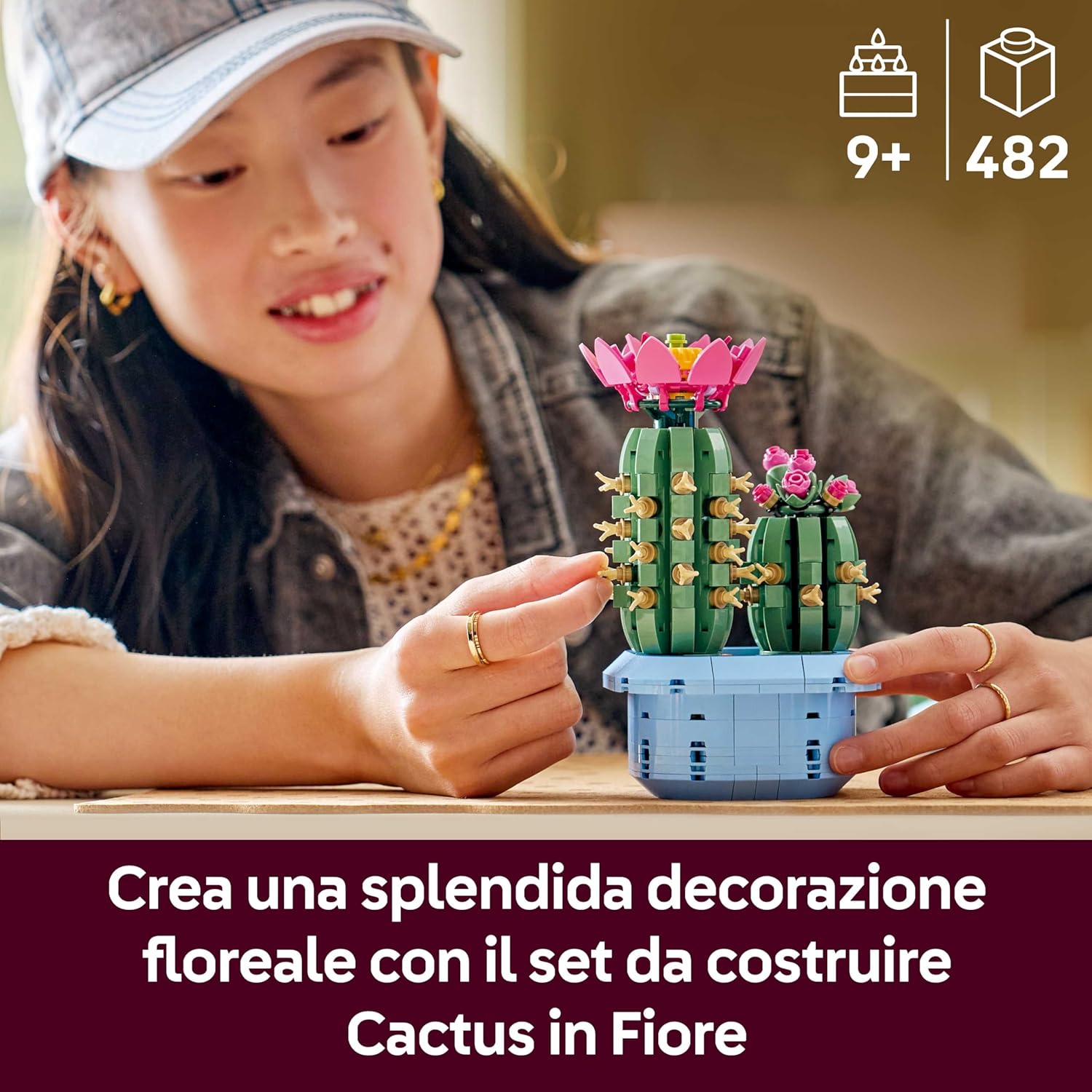 Detalle de LEGO Botanicals Cactus in Fiore – Pianta artificiale con 2 cactus e fiori finti in vaso blu pastello