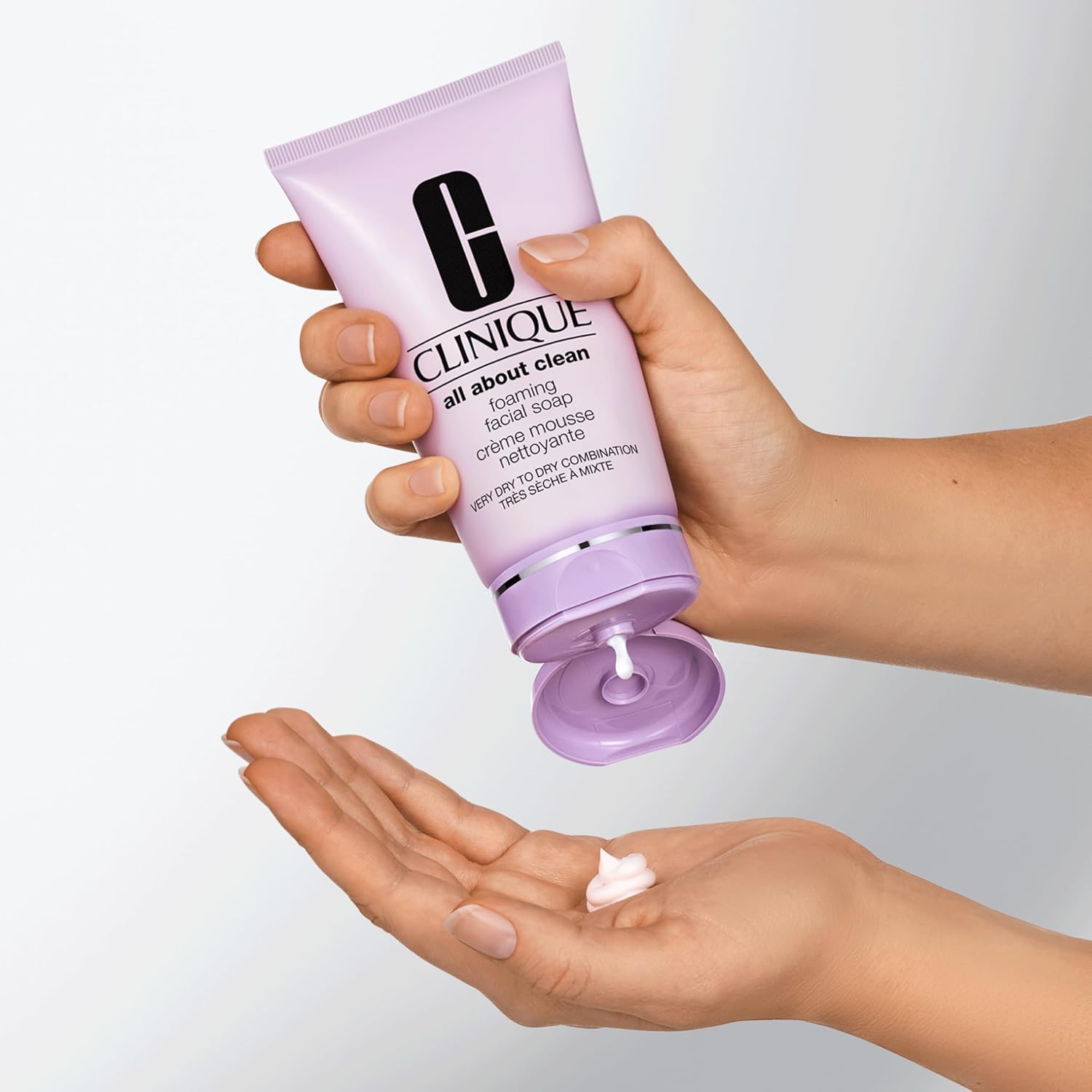 Detalle 2 de Clinique All About Clean Foaming Face Soap 150 ml