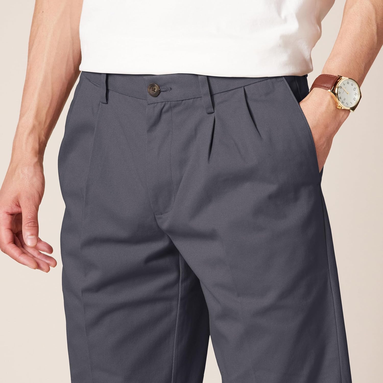 Thumbnail 3 de Amazon Essentials Men’s Classic-Fit Wrinkle-Resistant Pleated Chino Trousers (Big & Tall)