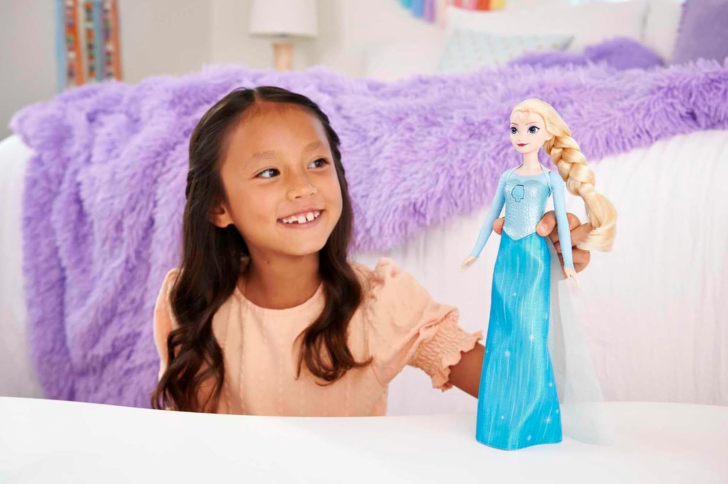 Detalle 2 de Mattel Disney Frozen Elsa Muñeca Cantante Multilingüe 🎶