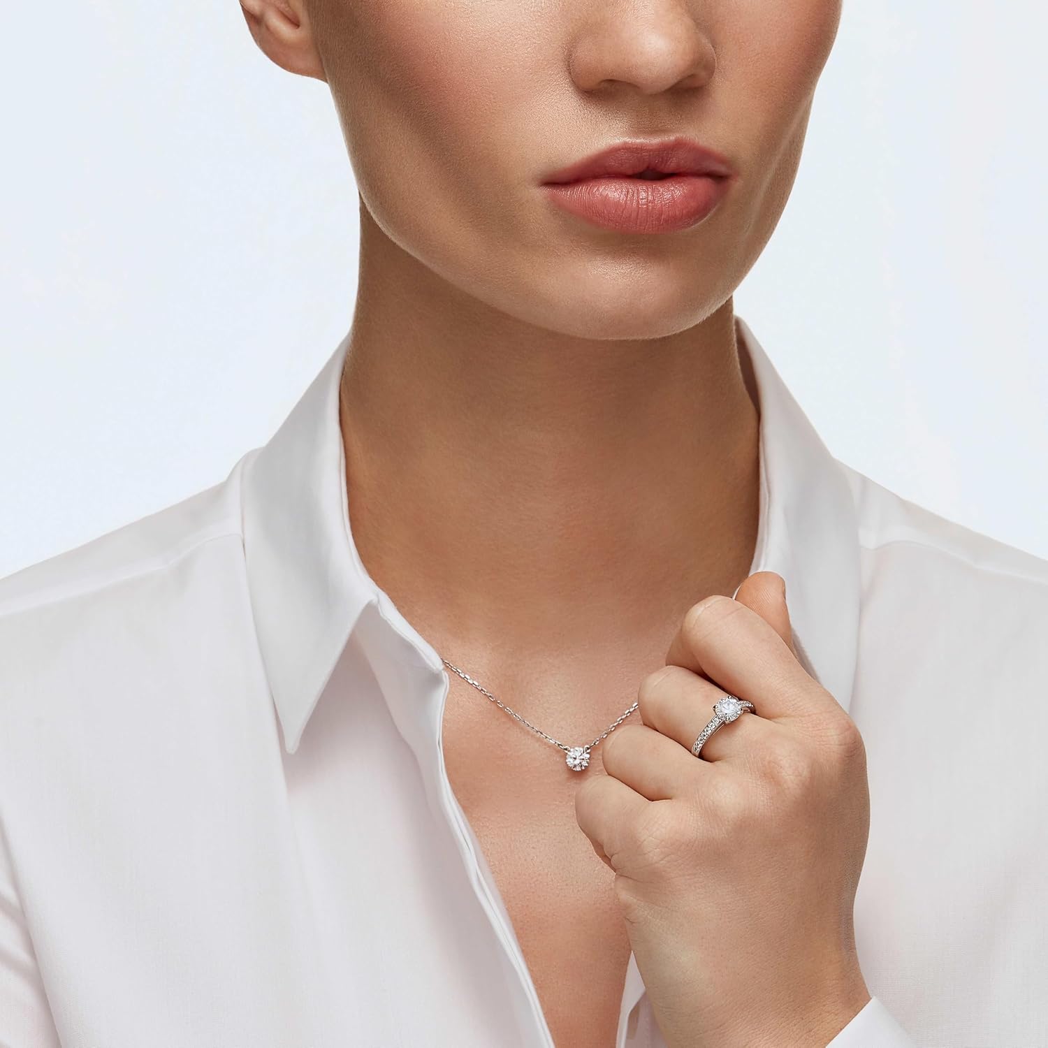 Detalle de Swarovski Stilla Collection Pendant: discreet sparkle in rhodium-plated elegance