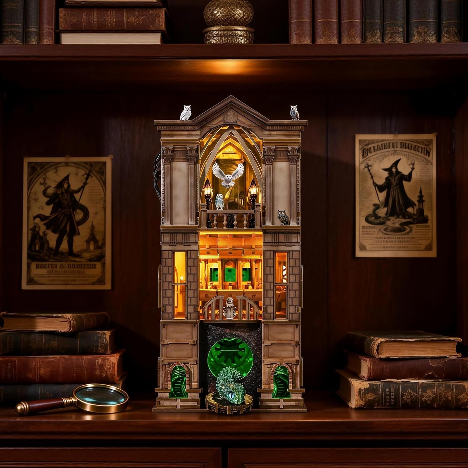 Thumbnail 3 de Book Nook Magic Kit – DIY Miniaturhaus „The Whispering Gate“ mit LED-Licht (351 Teile)