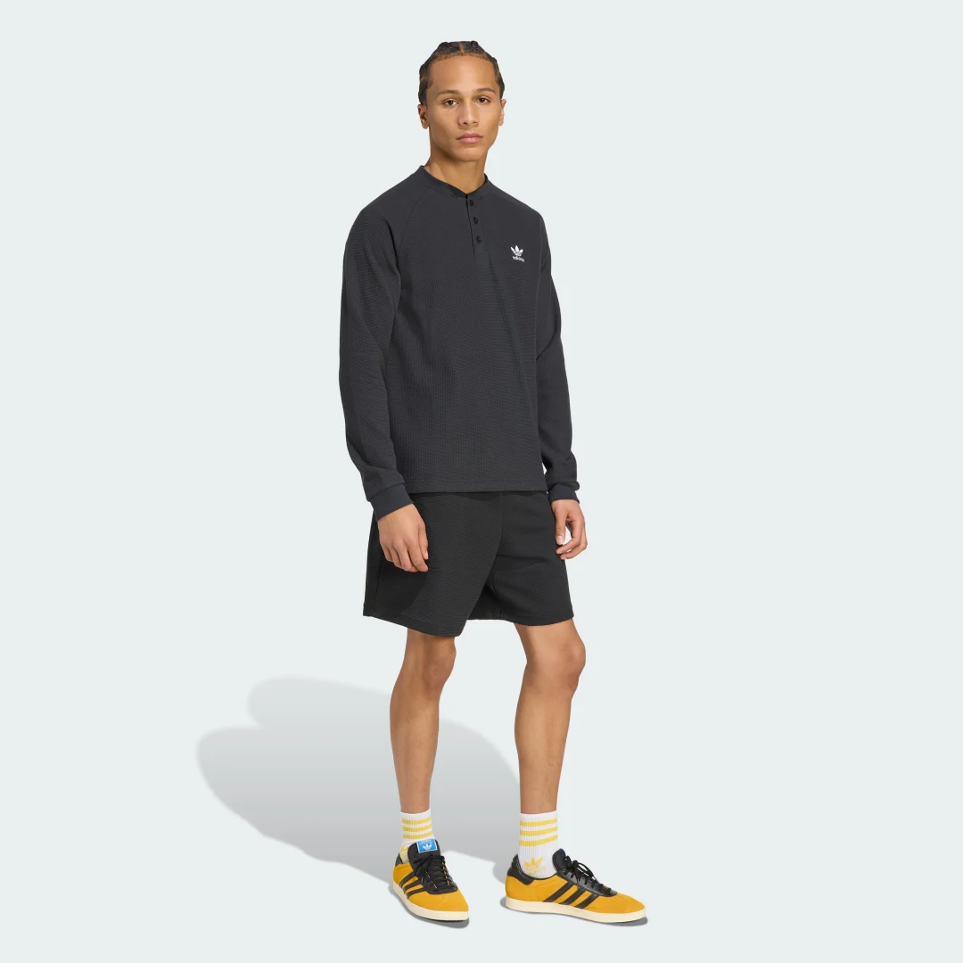 Detalle de Camiseta Trefoil Essentials de Adidas - Color Negro