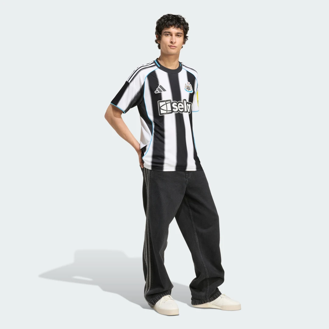 Detalle de Camiseta primera equipación Newcastle United FC 25/26 de Adidas – color negro