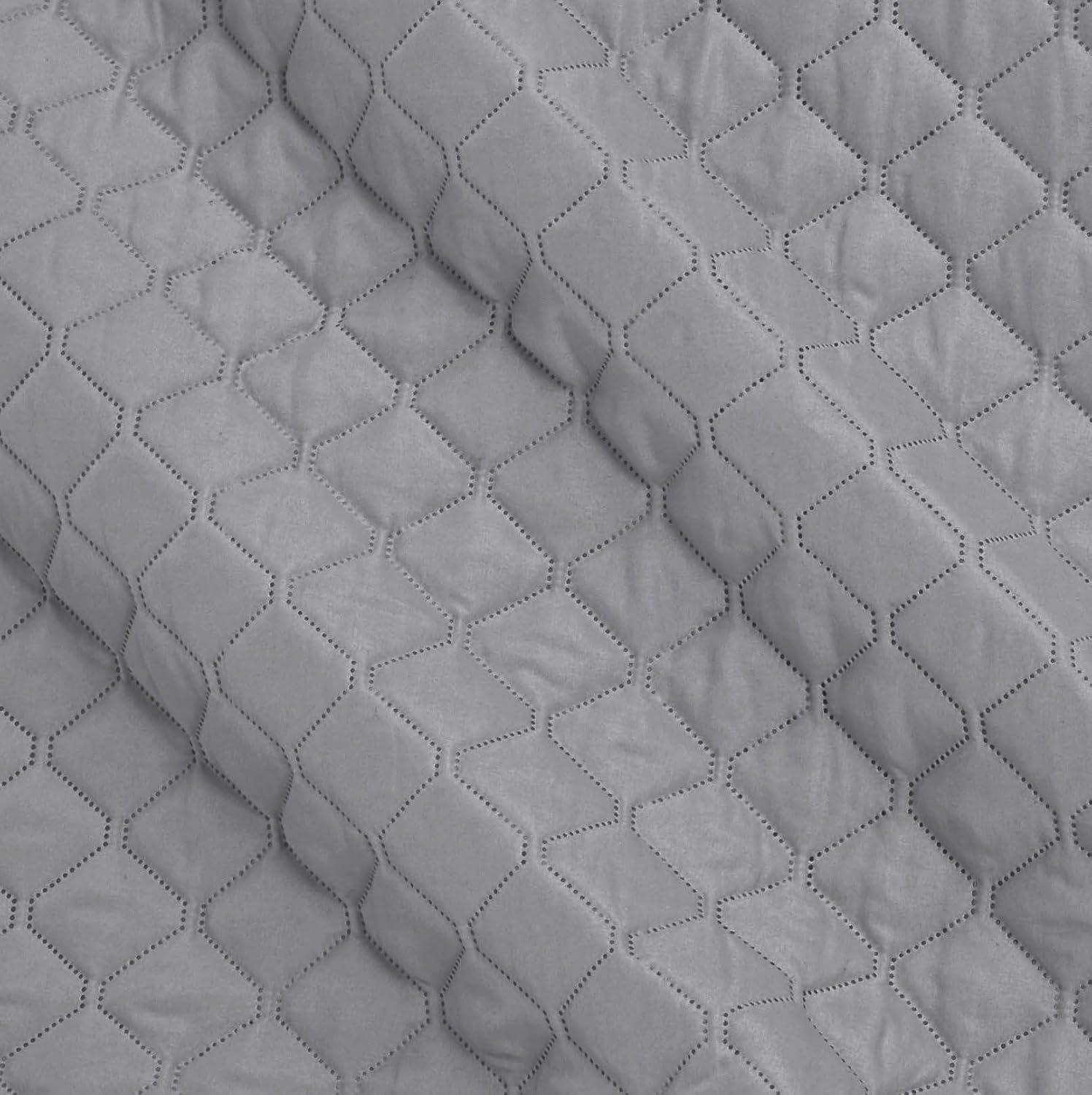 Thumbnail 3 de Amazon Basics Übergroße Steppdecke mit Prägung, 170 x 210 cm, Dunkelgraues Diamantmuster