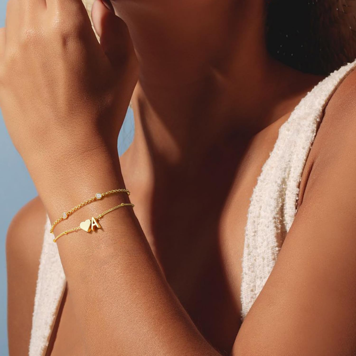 Detalle 2 de Turandoss Bracelet Lettre Initiales pour femme en plaqué or 14 carats (A-Z) – bracelet personnalisé