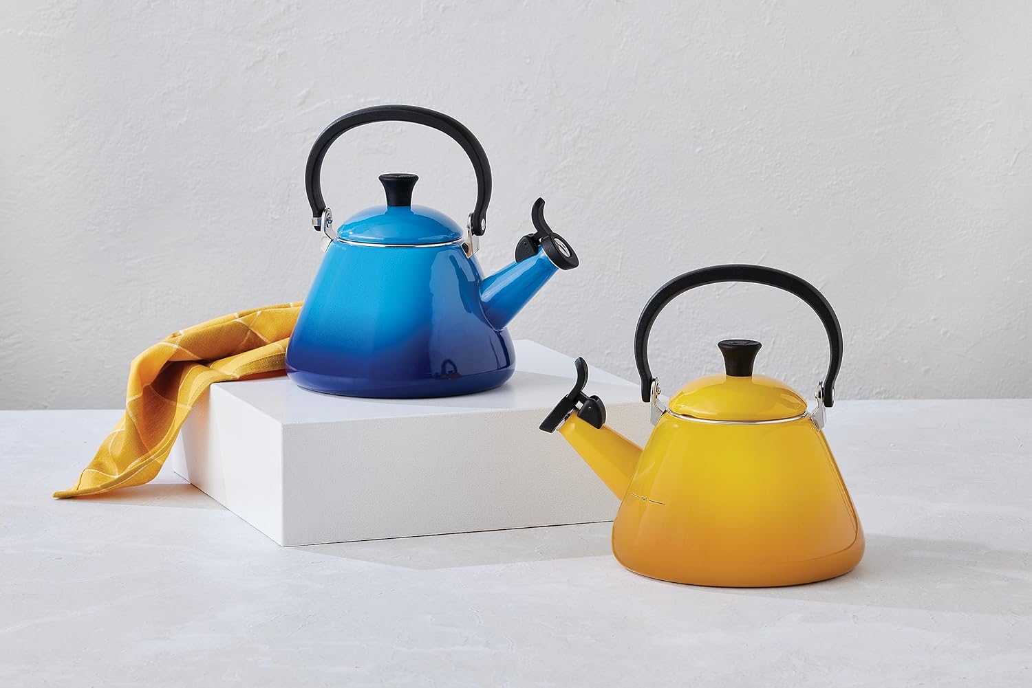 Detalle de Le Creuset Kone Stove-Top Kettle with Whistle, 1.6 L, Nectar