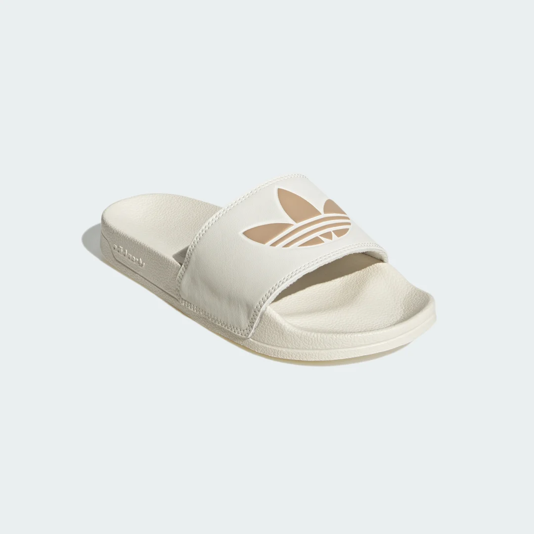 Detalle 2 de Adilette Lite de Adidas: chancla blanca para uso diario y ligero confort