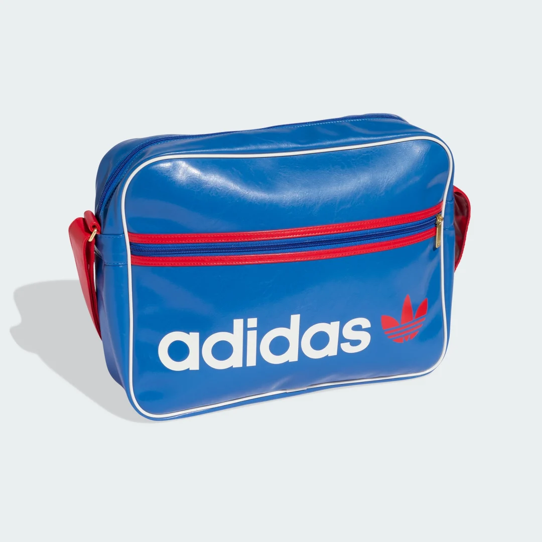 Detalle de Bolso bandolera Airliner OG de Adidas: práctico y discreto para el día a día