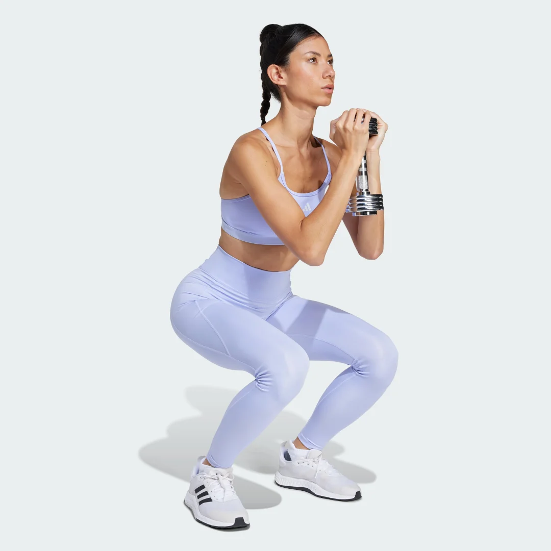 Detalle de Sujetador Aeroreact Training 3 bandas de Adidas – soporte cómodo para entrenamientos en violeta