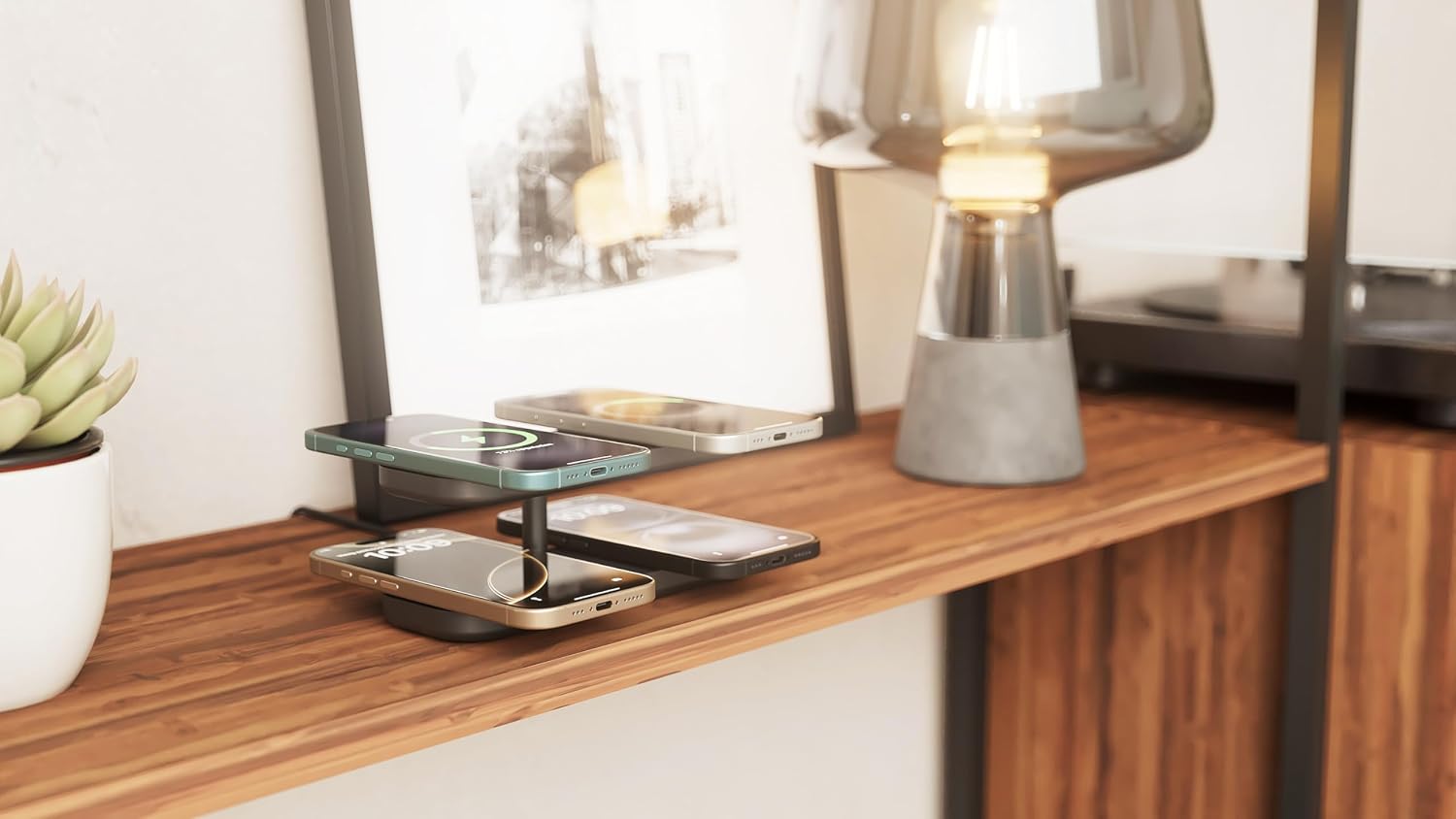 Detalle de Zens Quattro Wireless Charger Pro 4: hub di ricarica MagSafe e Qi2 a 15 W per iPhone, 65 W di alimentazione integrata