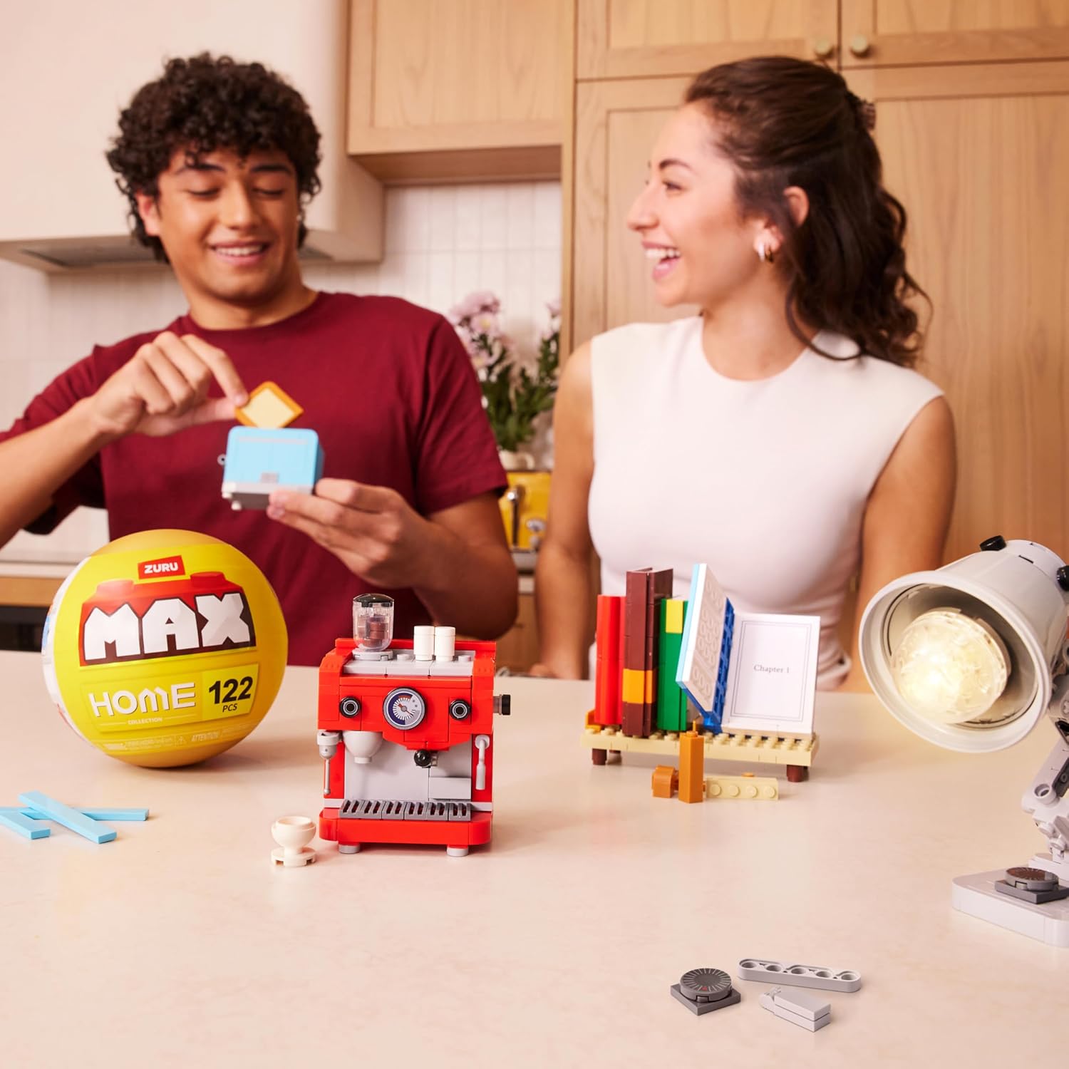 Thumbnail 2 de Max Build More Premium Home Collection con confezione da 4 (ZURU) — tostapane, leggio, macchina da caffè e lampada, fino a 601 pezzi
