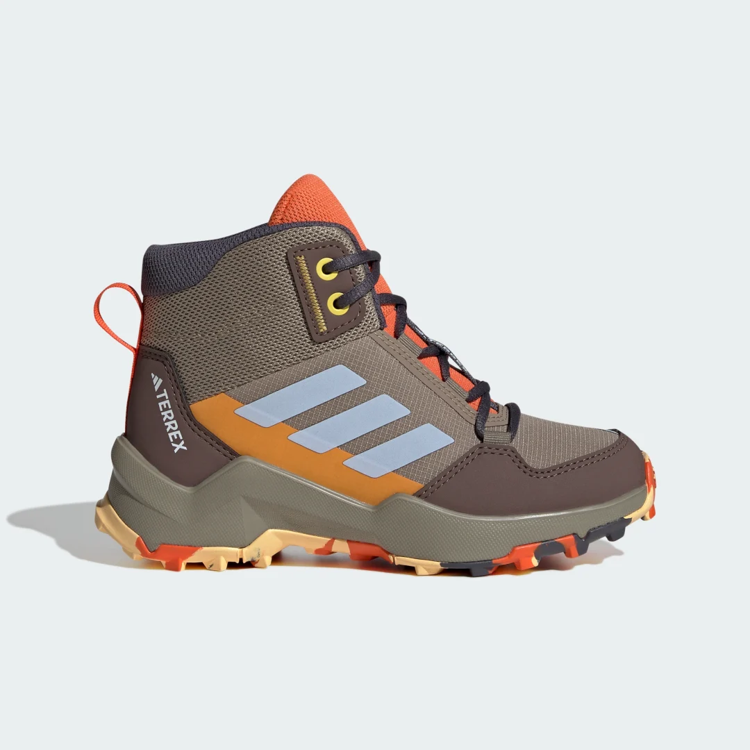 Detalle de Adidas Terrex Ax4r Mid Hiking: zapatilla de senderismo en verde para rutas moderadas