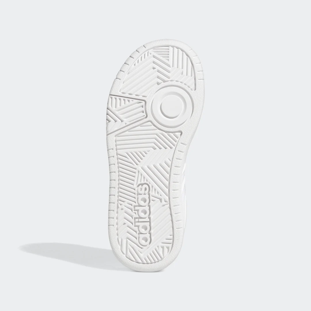 Detalle de Adidas Zapatilla Hoops en blanco — versatilidad y estilo clásico