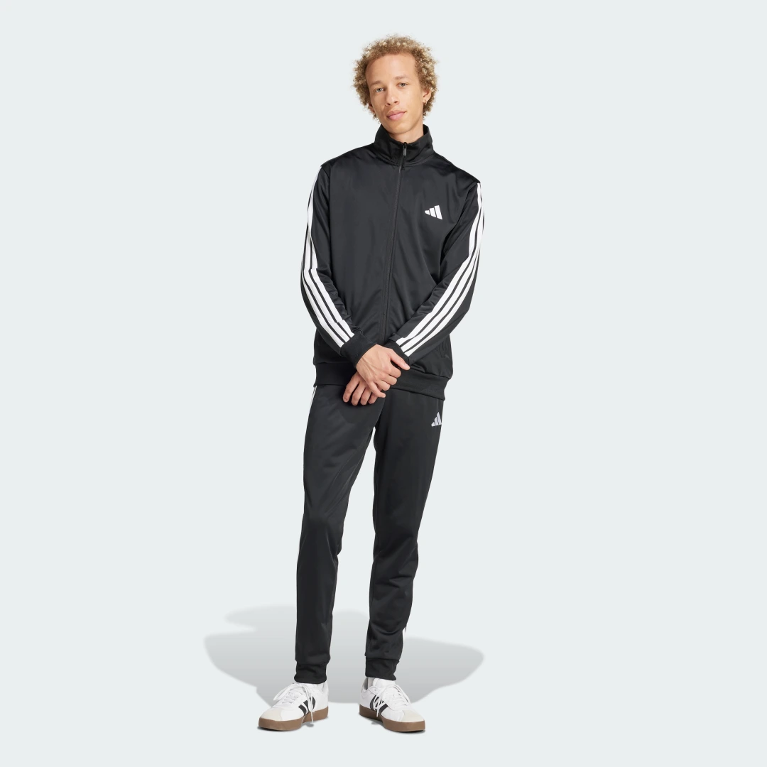 Detalle de CHÁNDAL DAYREADY de Adidas en negro: comodidad diaria con estilo minimalista