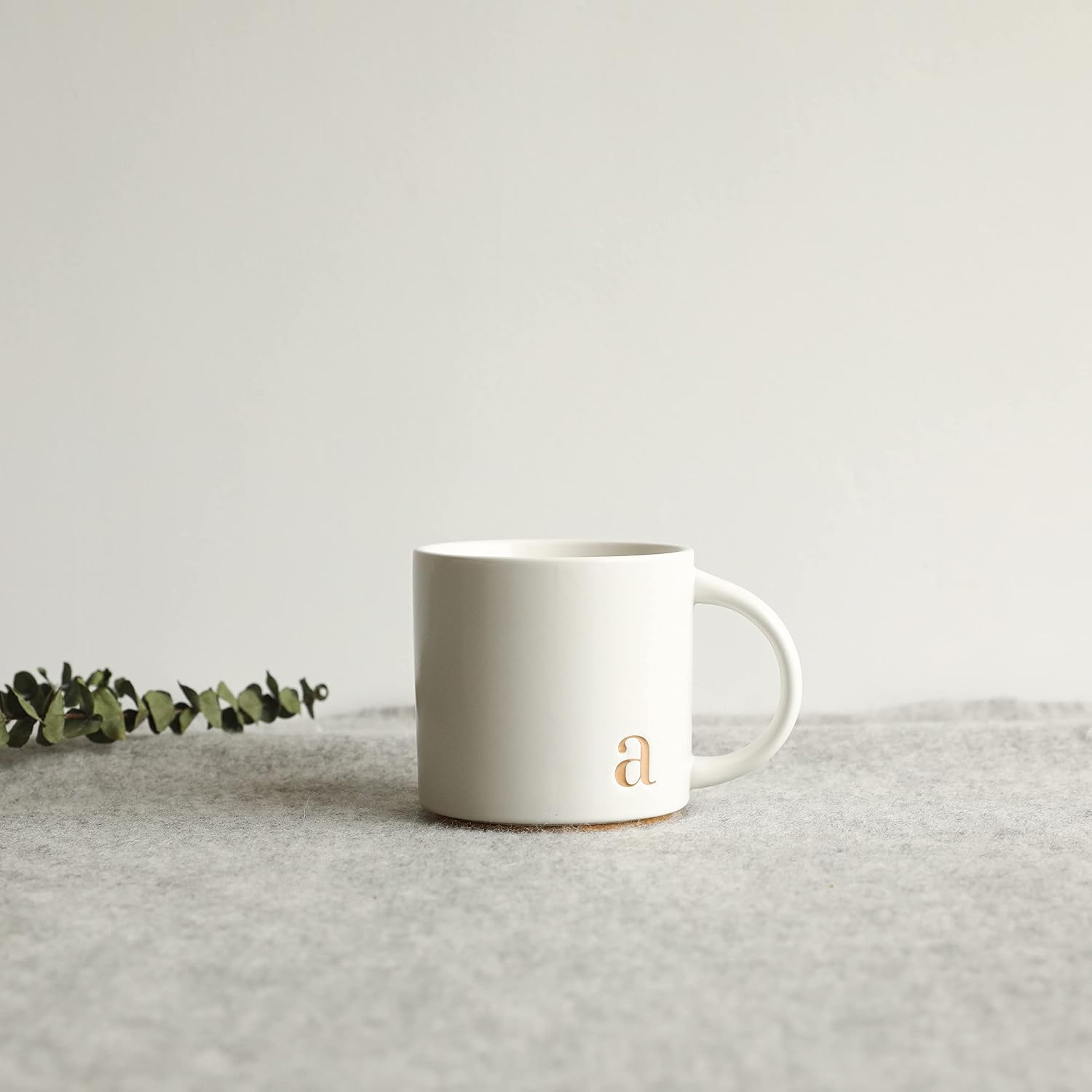 Thumbnail 6 de COLLECTIVE HOME Monogram Ceramic Mugs (15 oz) – Golden Initial Alphabet Coffee Cups with Gift Box