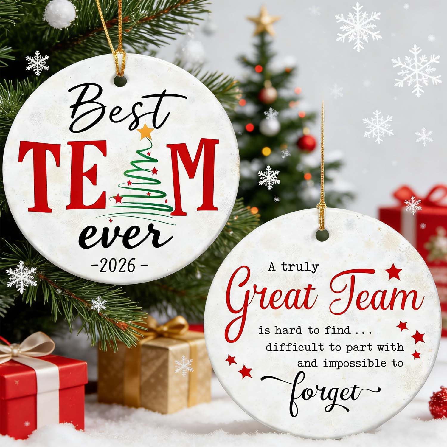Detalle de Fvviia Best Team Ever Ornament 2026, 3x3-Inch Ceramic Hanging Decoration
