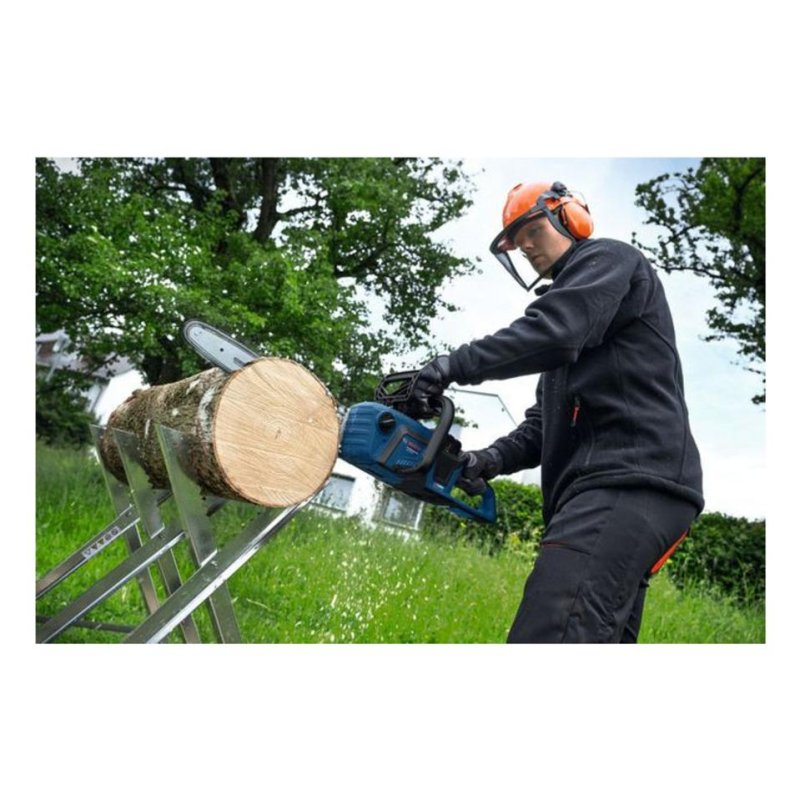Detalle 2 de Bosch GKE 18V-40 Professional: motosierra sin cable de 40 cm para jardinería y mantenimiento