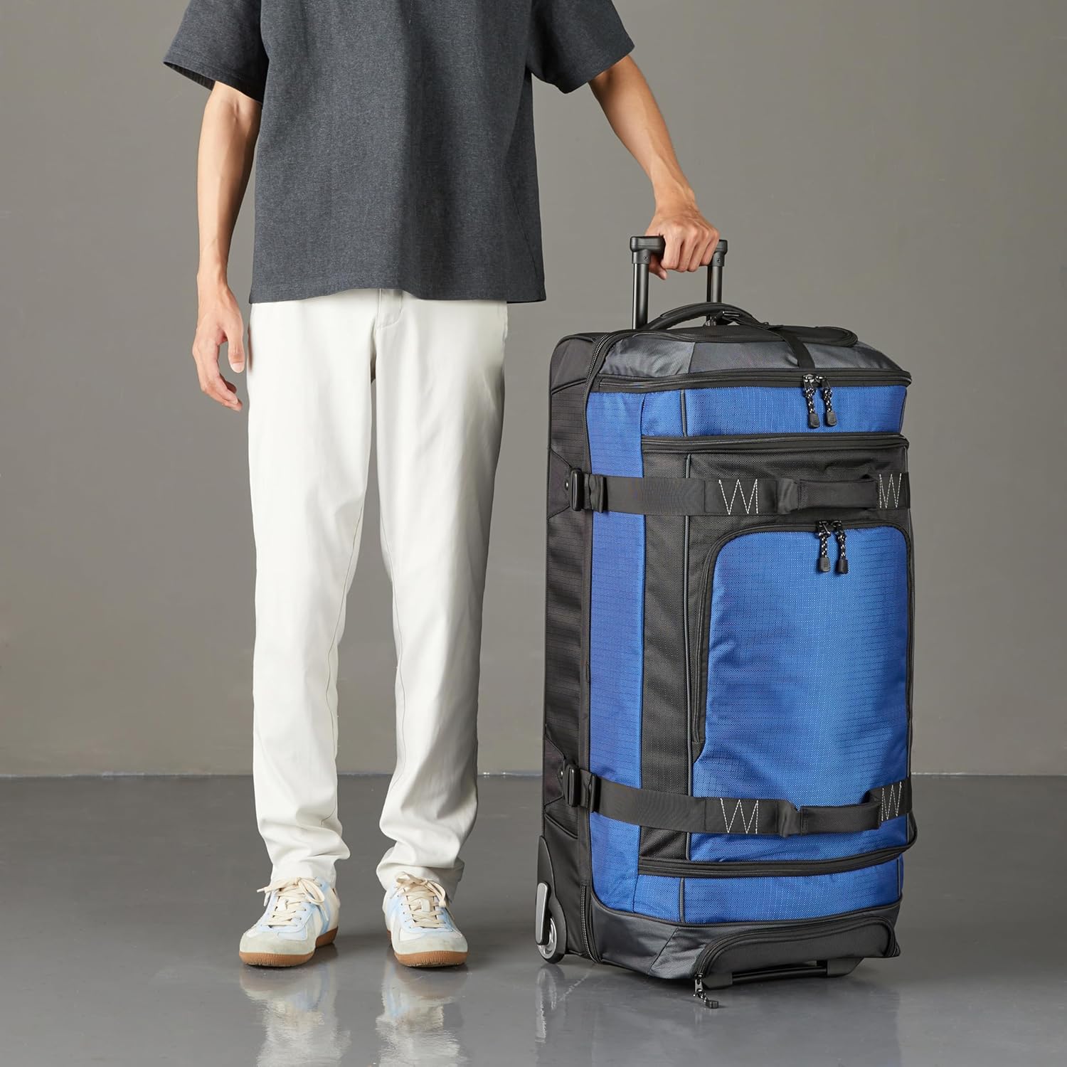 Detalle de Amazon Basics Rolling Travel Duffel Bag, 137L – Lightweight, Durable and Practical for Travel