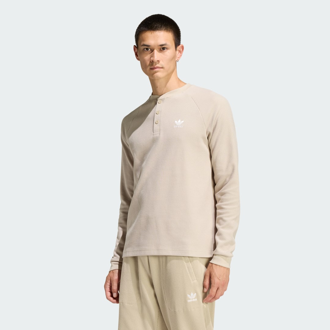 Detalle de Camiseta Trefoil Essentials Beige de Adidas: ¿merece la pena para tu look diario?