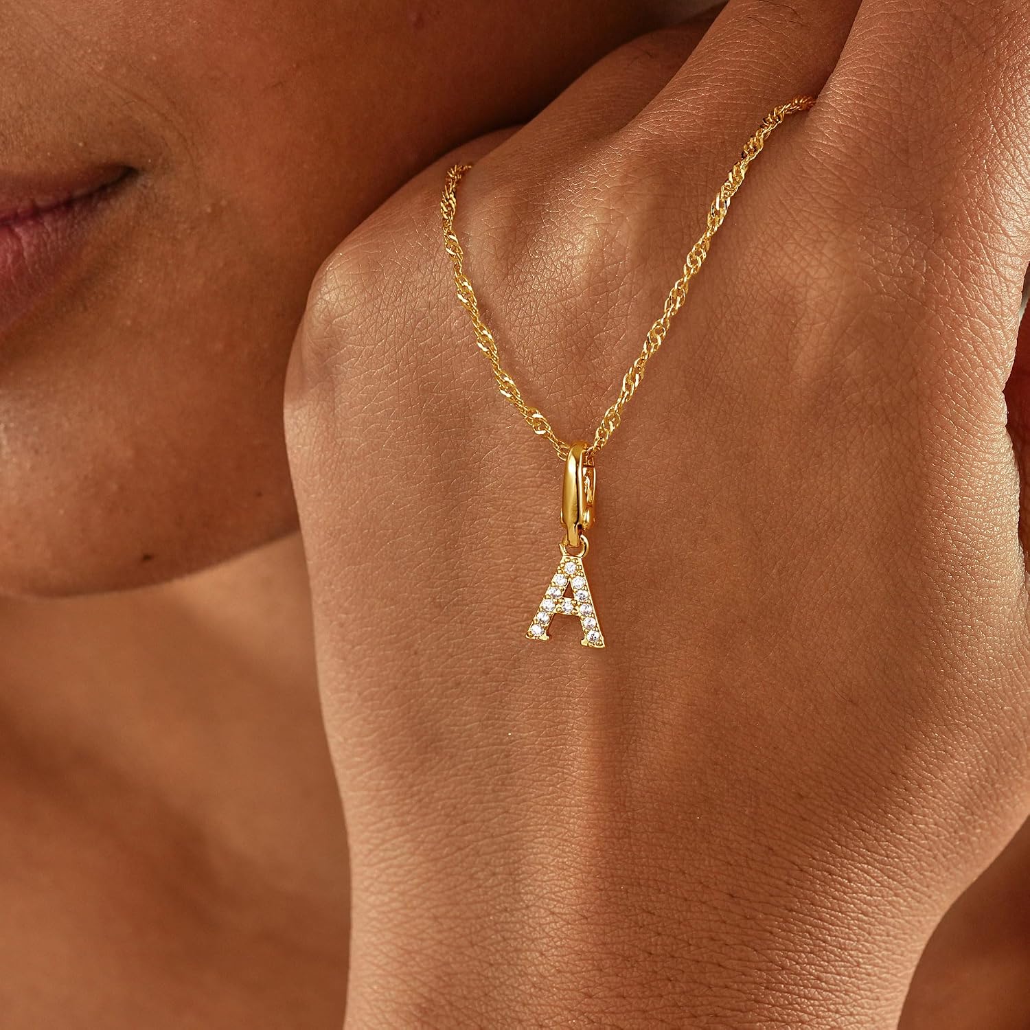 Detalle de TINGN Gold Kette mit Buchstaben (A–Z) – 14 Karat vergoldete gedrehte Panzerkette mit Zirkon-Anhängern