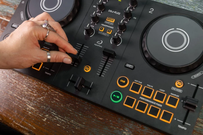 Detalle de AlphaTheta DDJ-FLX2 – Einsteiger-DJ-Controller mit Rekordbox-Kompatibilität
