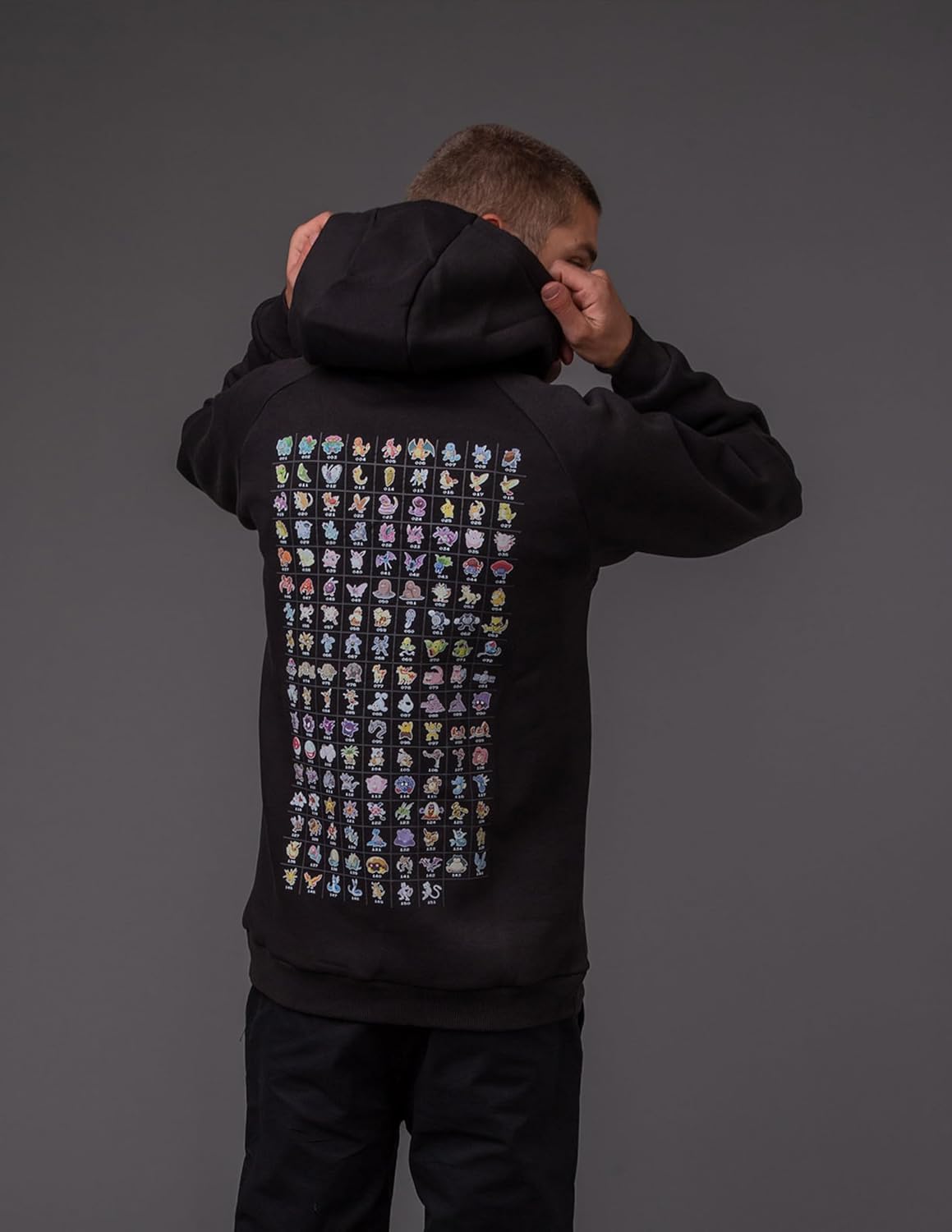 Detalle 2 de Dolly Noire Pokémon Pokédex Hoodie Nero – Unisex, Felpa in Cotone Misto con Ricamo, Collezione Ufficiale