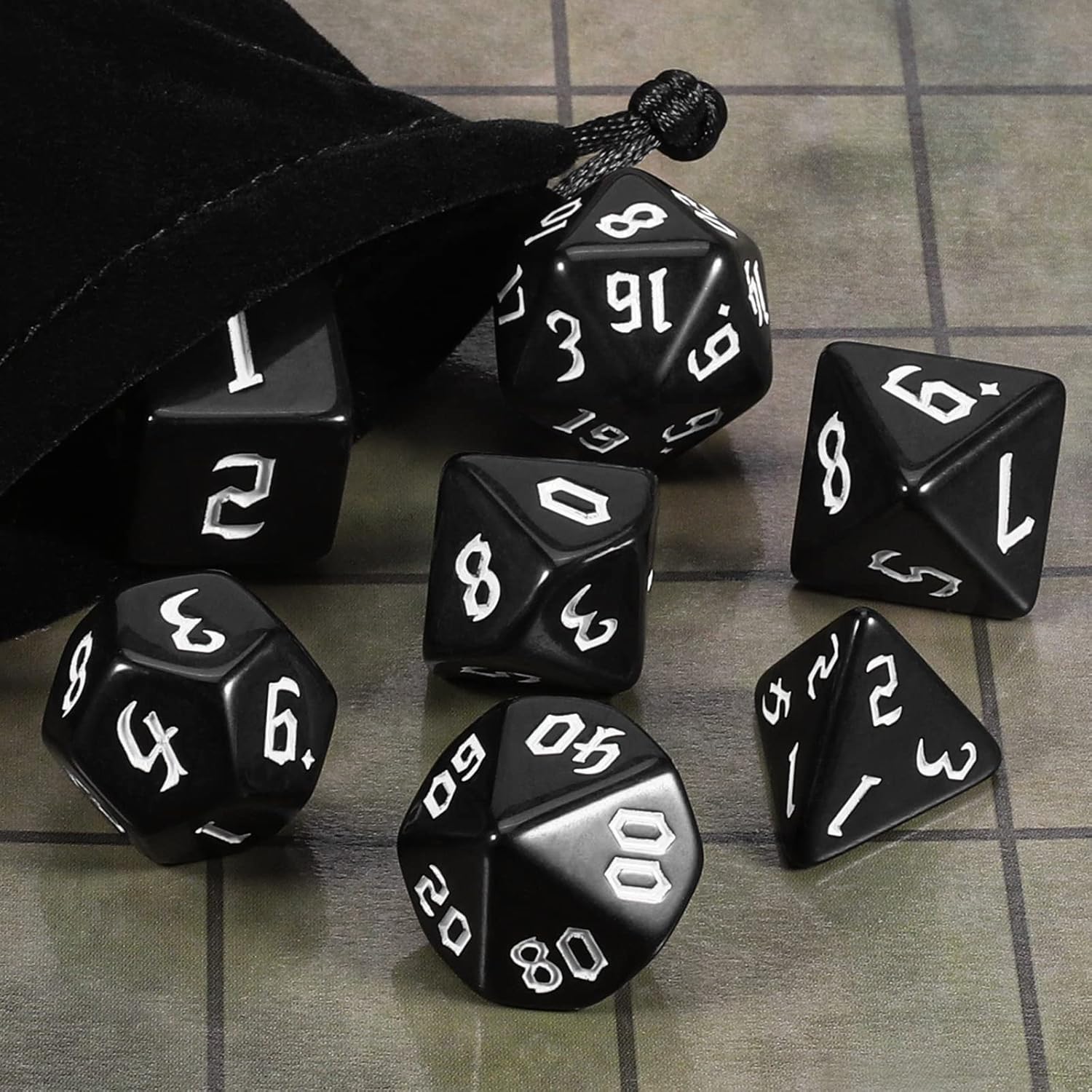 Detalle de Set di dadi poliedrici QMAY DND da 7 pezzi (D20, D12, D10, D8, D6, D4) con sacchetto in velluto