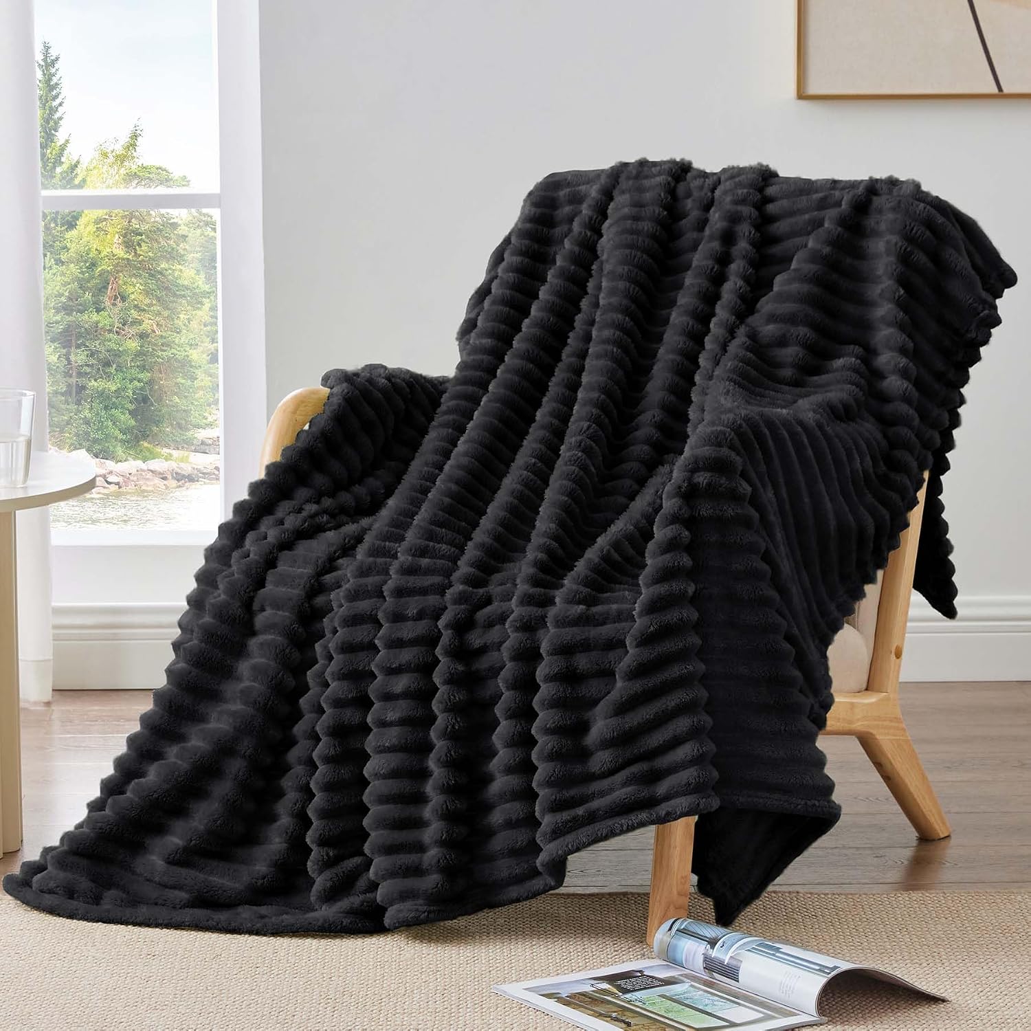 Thumbnail 6 de BEDELITE Kuscheldecke Flauschig Decke 150 x 200 – weiche XL Flanell-Decke in Streifen schwarz, ideal als Überwurf für Sofa und Wohnzimmer