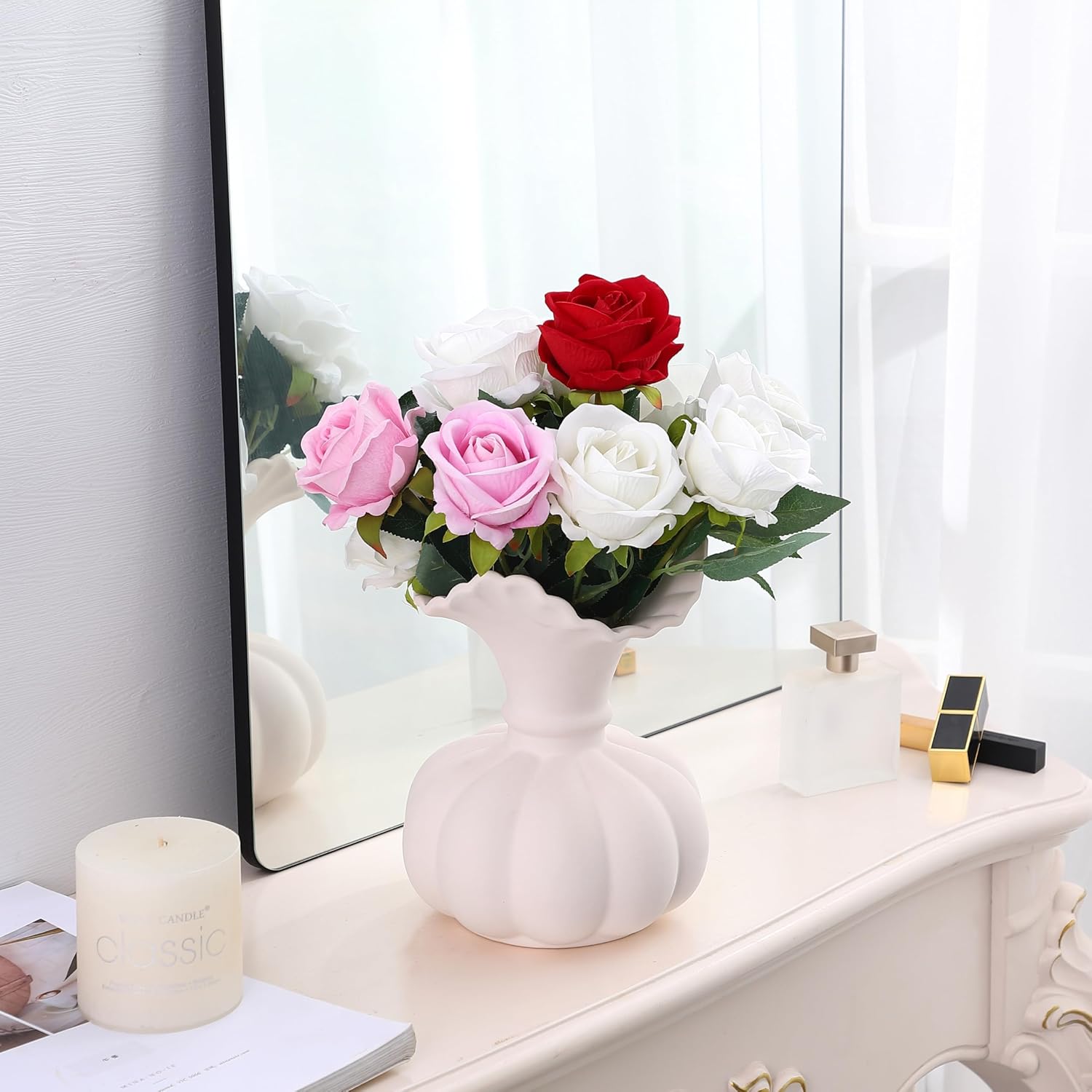 Detalle 2 de KRYSTHIA keramieken pompoenvaas in wit met brede opening voor droogbloemen