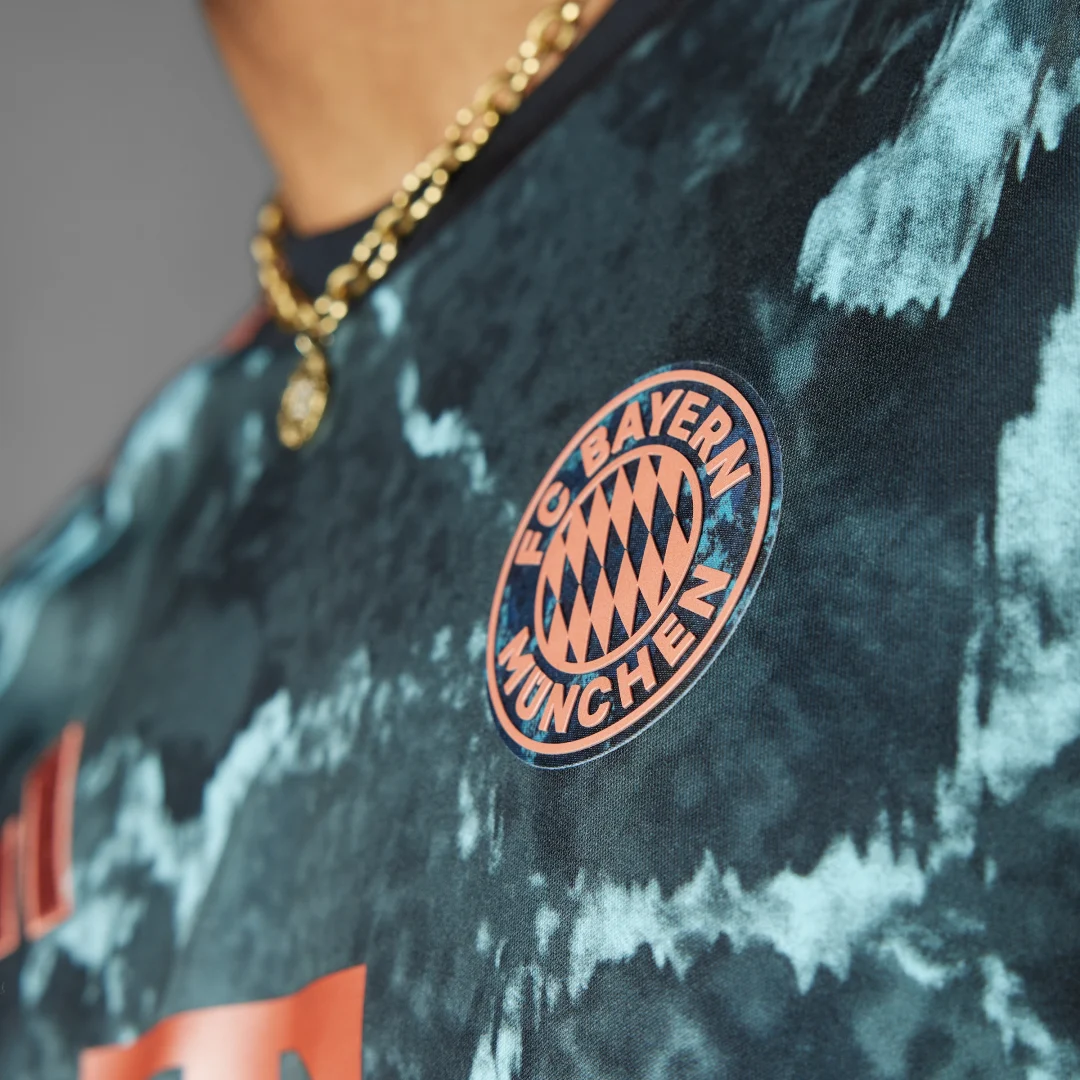 Detalle 2 de Camiseta segunda equipación FC Bayern 24/25 de Adidas: ¿vale la pena para seguidores del club?