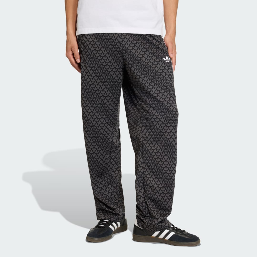 Detalle de Pantalón Holgado Firebird Monogram de Adidas: estilo y comodidad en negro