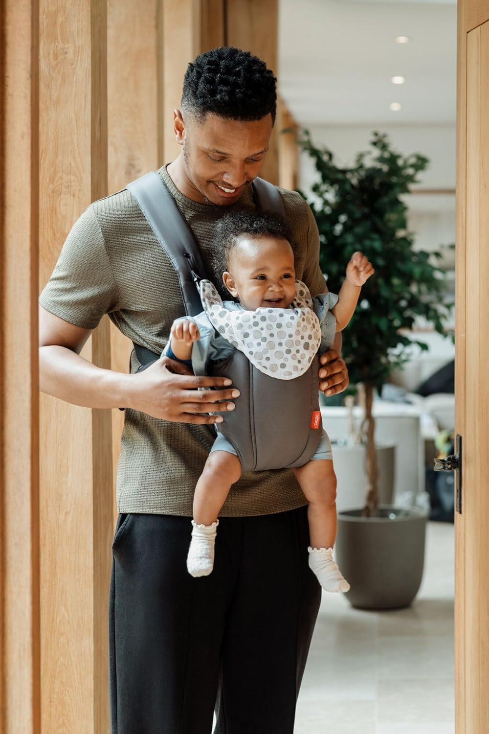 Thumbnail 2 de Nuby Two Way to Wear Baby Carrier: A Practical, Lightweight Option from Birth to 18 Months