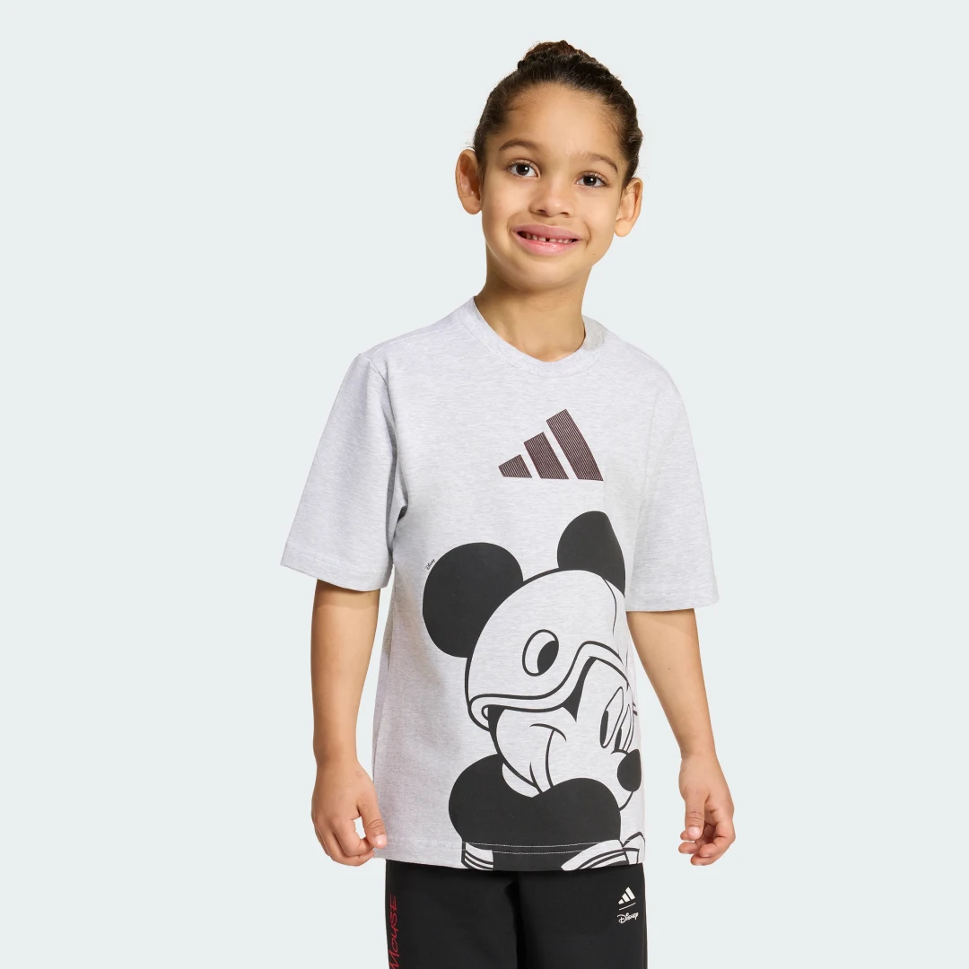 Detalle de Camiseta AdidAS Disney Mickey Mouse Gris – estilo urbano y comodidad