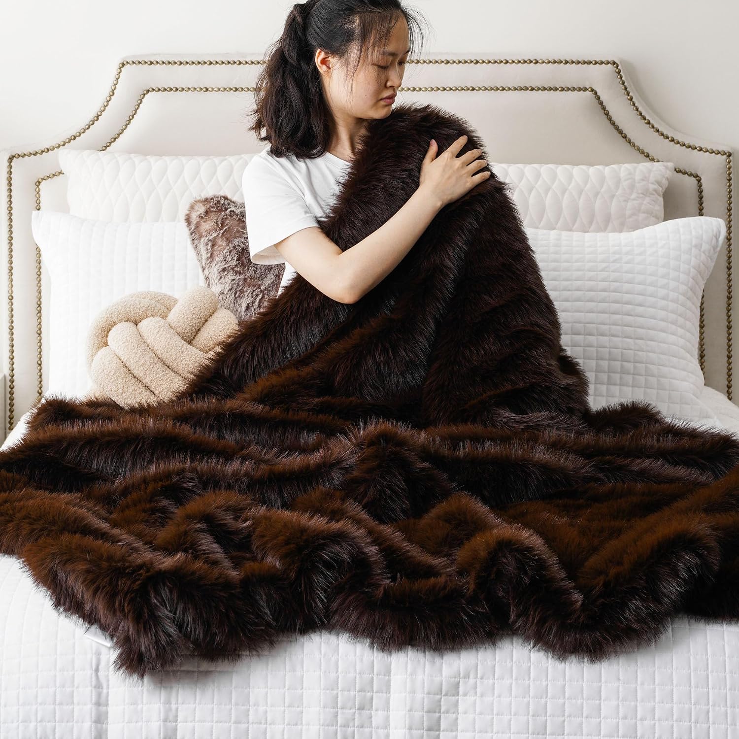 Detalle de Battilo Chocolate Faux Fur Throw Blanket, 60" x 80", Long-Pile, Two-Sided