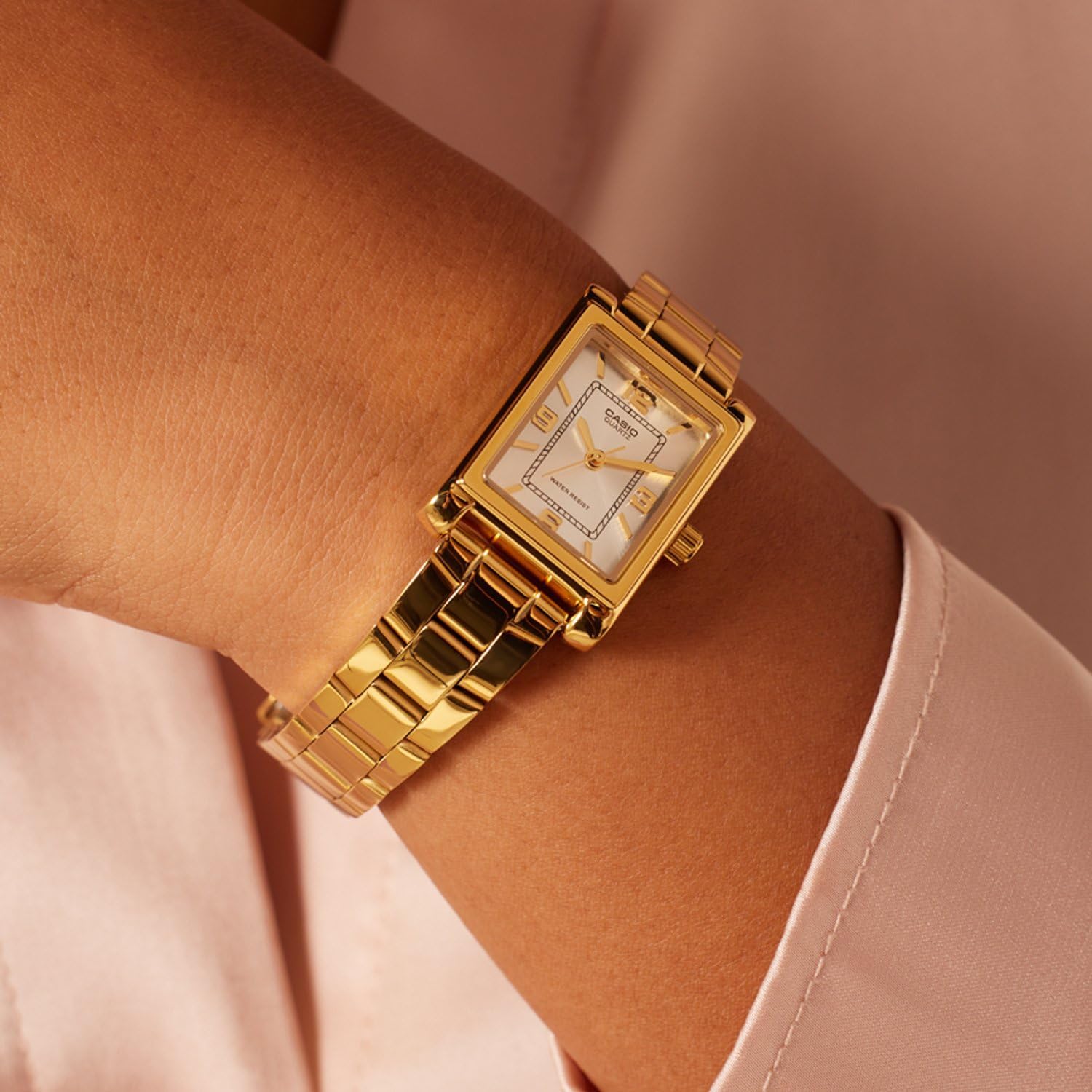 Detalle de Casio LTP-1234PG-7AEG: Reloj de pulsera para mujeres, caja rectangular en oro