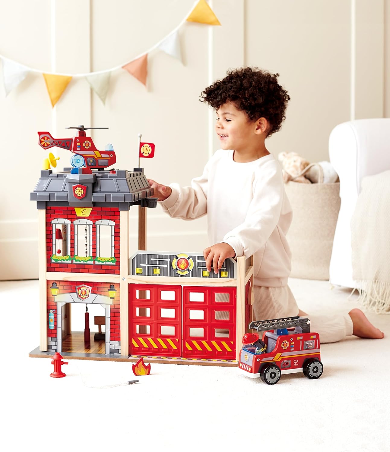 Thumbnail 4 de Hape Caserma dei Pompieri in legno per bambini: gioco di ruolo con allarme e scivolo