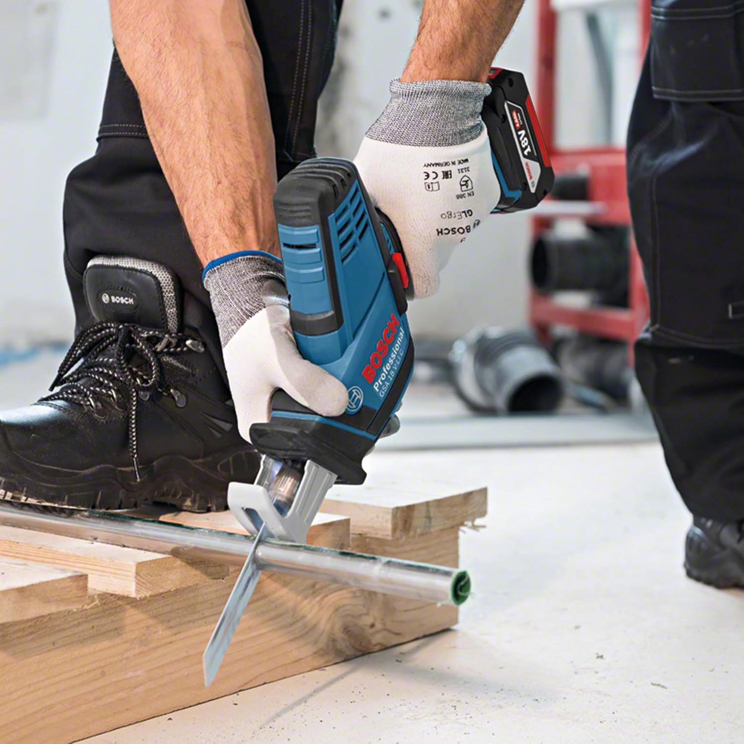 Thumbnail 4 de Bosch Professional 18V System scie sabre sans-fil GSA 18 V-LI avec 2 lames (bois/métal) et L-BOXX