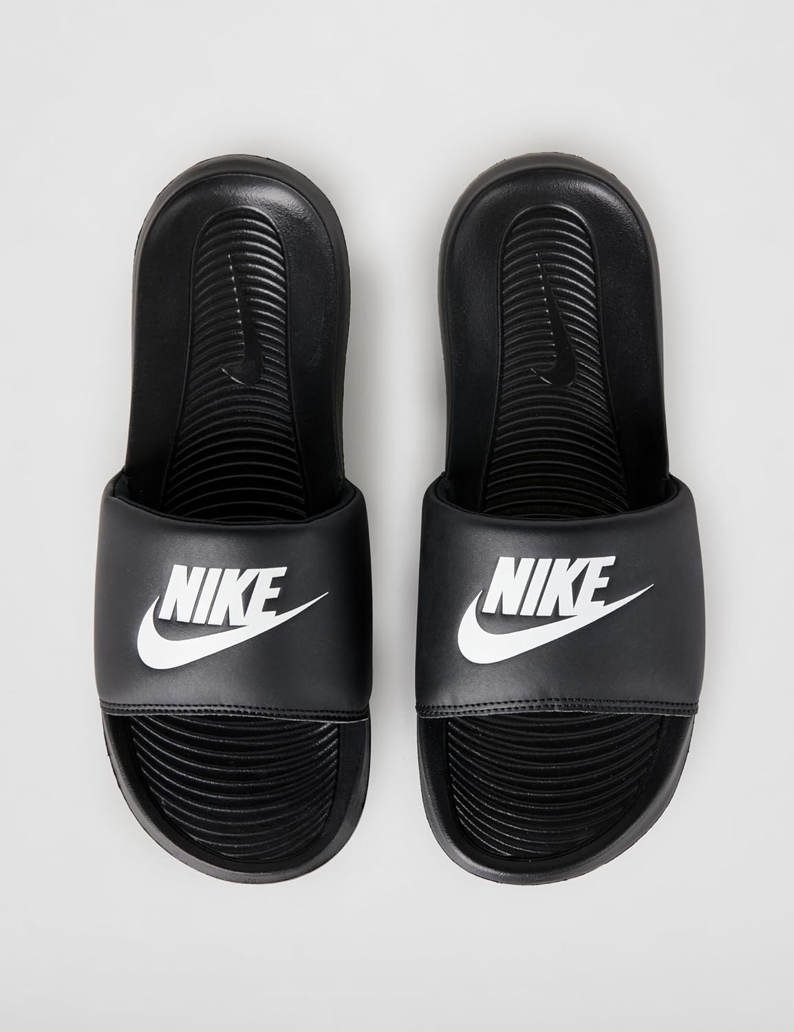 Detalle 1 de NIKE Victori One para hombre: chanclas con suela de caucho y diseño plano (Black White Black, 44 EU)