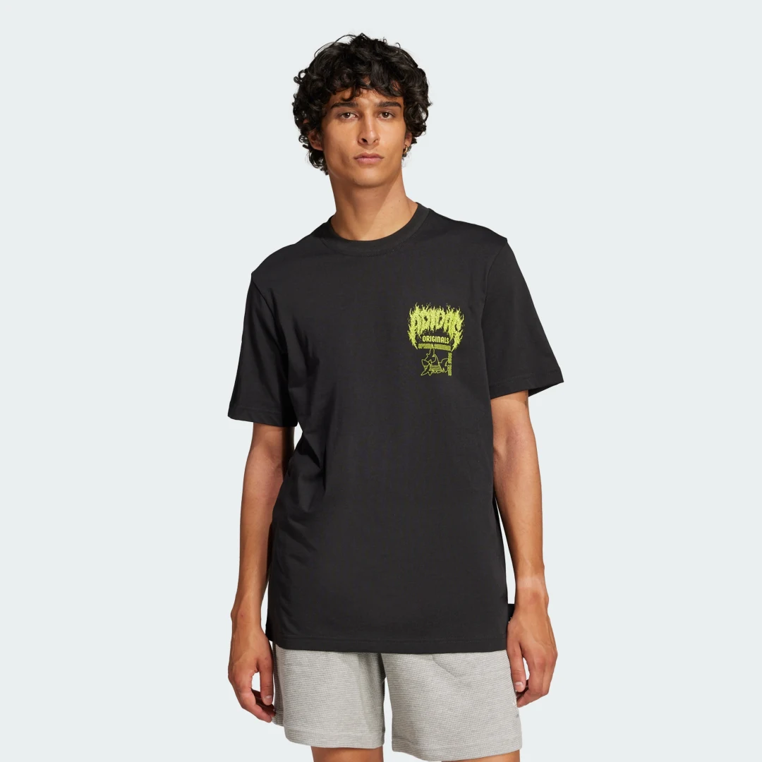 Detalle de Camiseta Trefoil Series Fashion Elevated de Adidas: estilo casual con sello de la marca