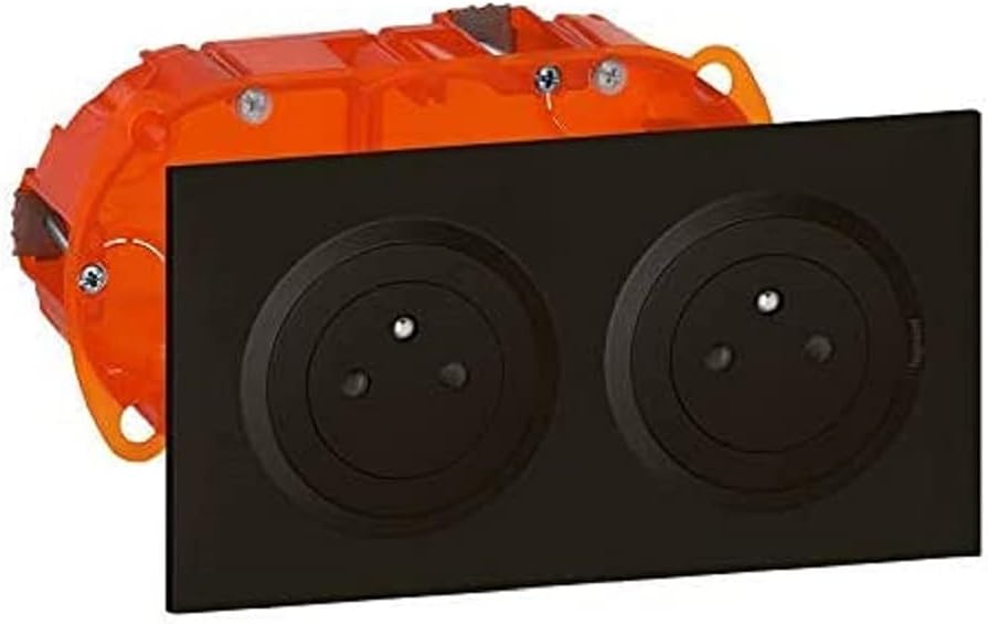 Thumbnail 3 de LEGRAND Prise Triple Murale 16A avec Terre dooxie Surface – Structure prête à poser, plaque carrée et boîte d’encastrement (Blanc)