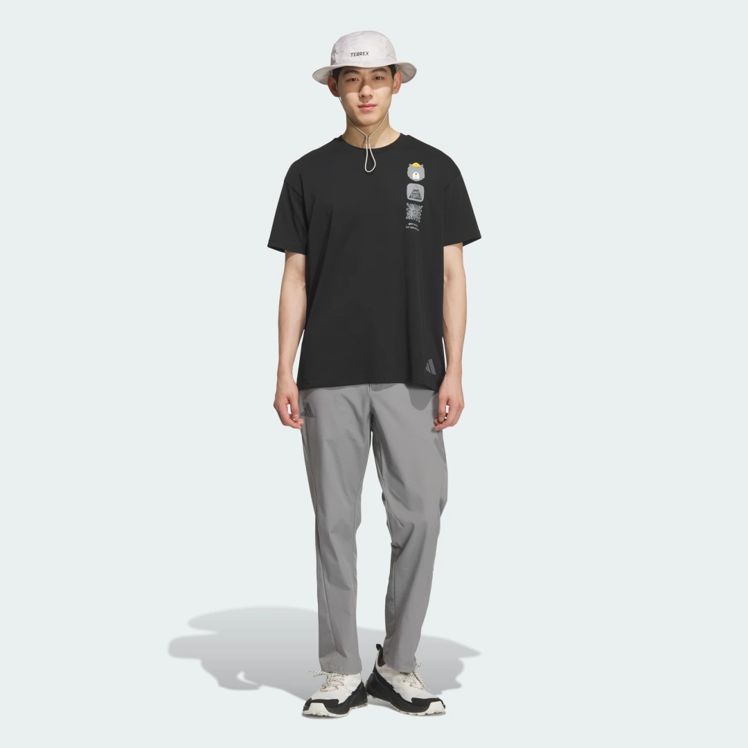 Detalle de Camiseta Multi Graphic de Adidas – negro, comodidad con estilo urbano