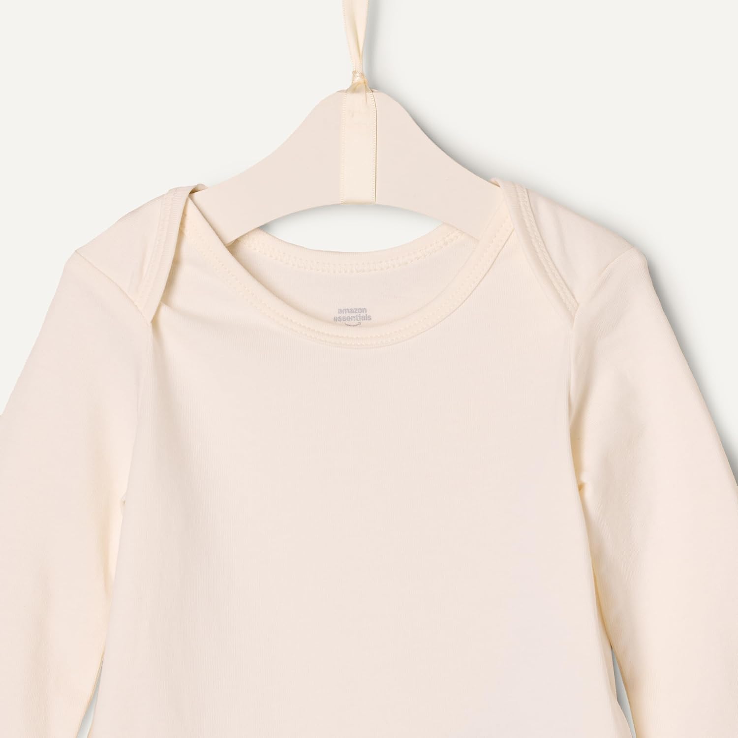 Detalle 2 de Amazon Essentials x Sofia Grainge Langärmliger Baby-Body mit Rundhalsausschnitt, 3er Pack