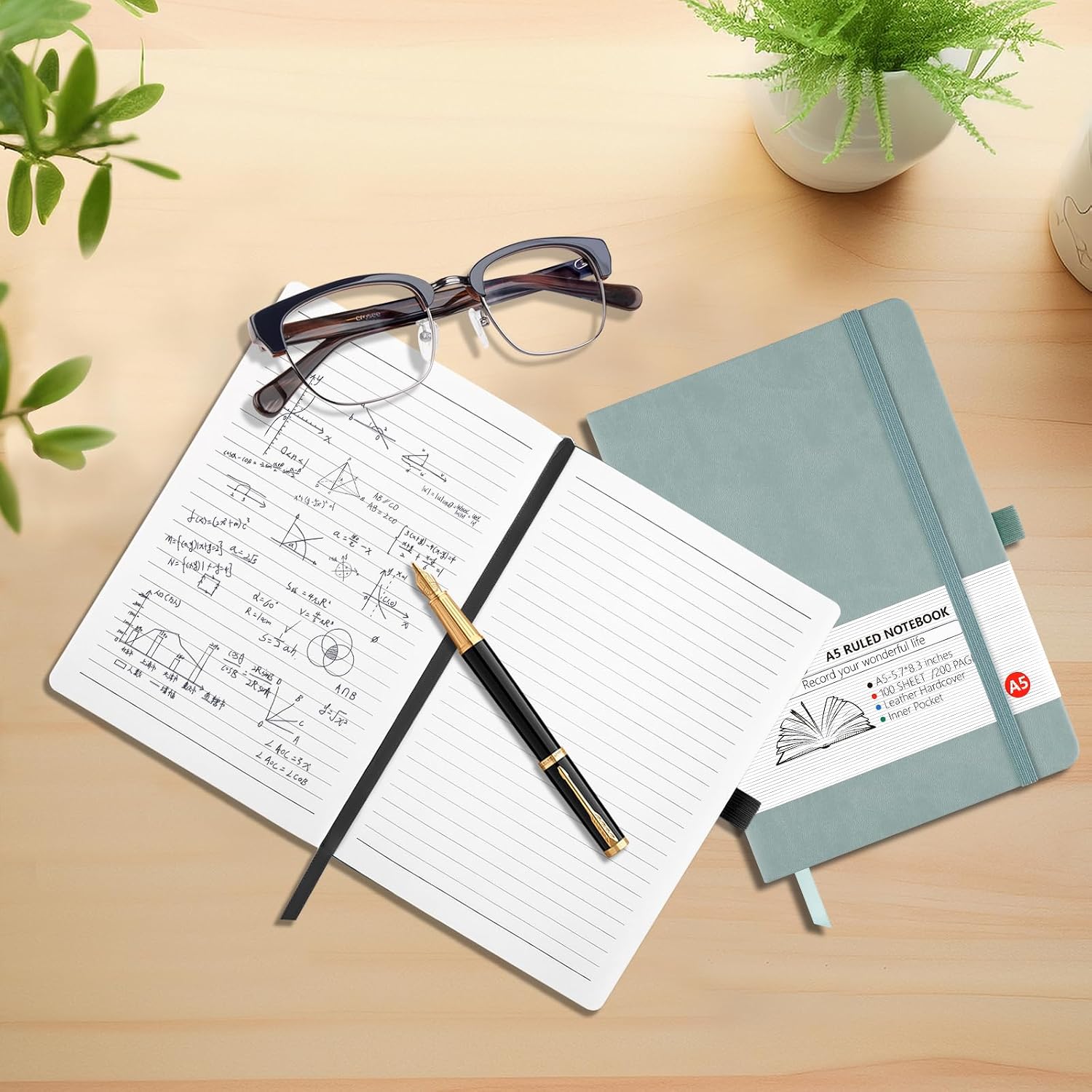 Detalle 2 de YIEO A5 Hardback Journal Notebook 2 Pack with 398 lined pages, bookmark, pen loop & expandable pocket (Black + Grayblue)