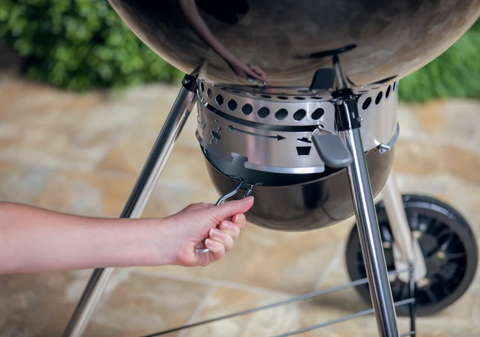 Thumbnail 17 de Weber Master Touch Premium E-5770 Schwarz – Vielseitiger Holzkohlegrill für indirektes Grillen und Räuchern