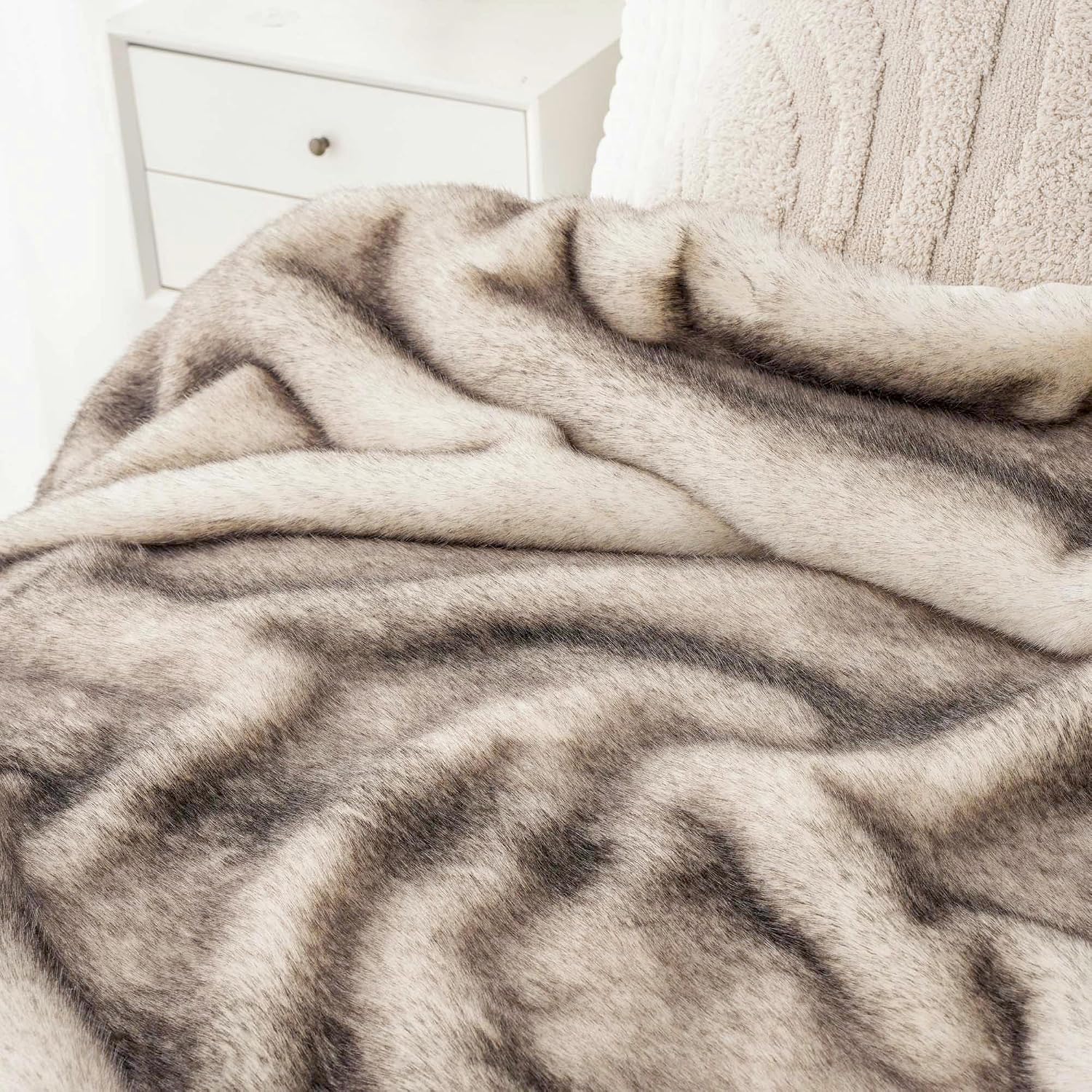 Thumbnail 5 de BATTILO HOME Cream Faux Fur Throw 150x200cm
